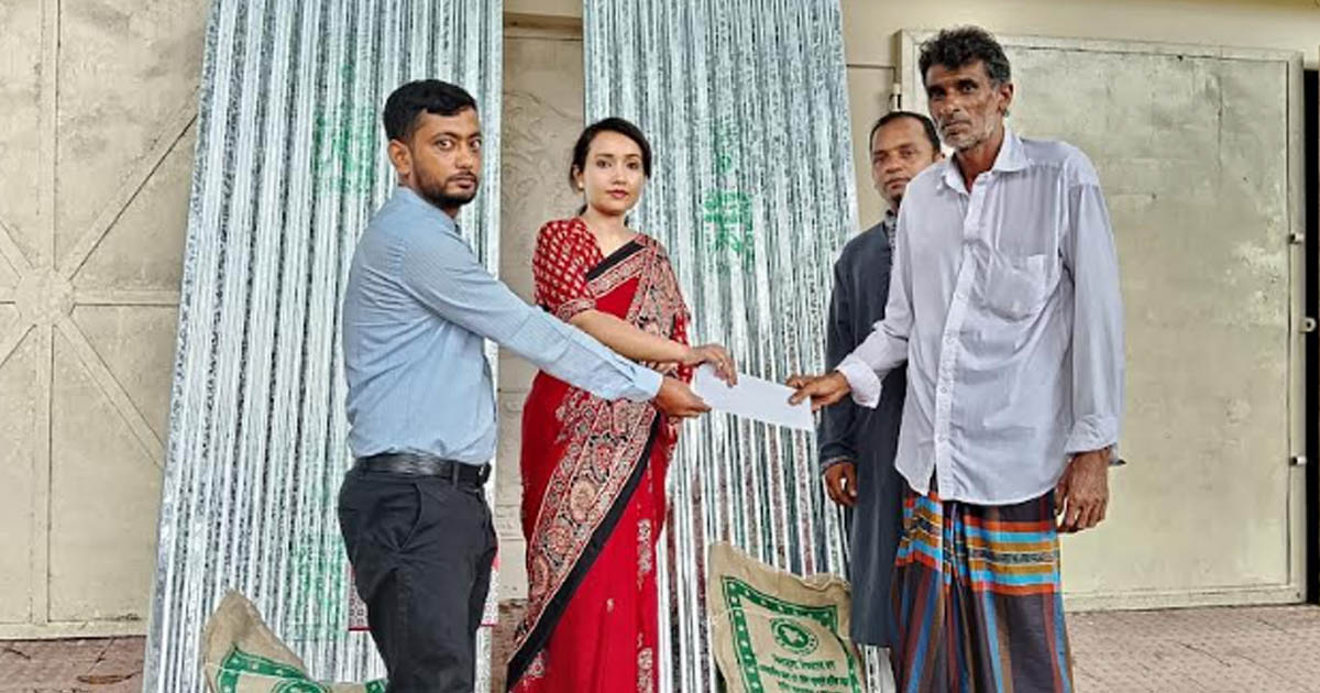 ভাঙ্গুড়ায় অগ্নিকাণ্ডে ক্ষতিগ্রস্ত ৭ পরিবারের মাঝে ঢেউটিন ও ত্রাণ বিতরণ