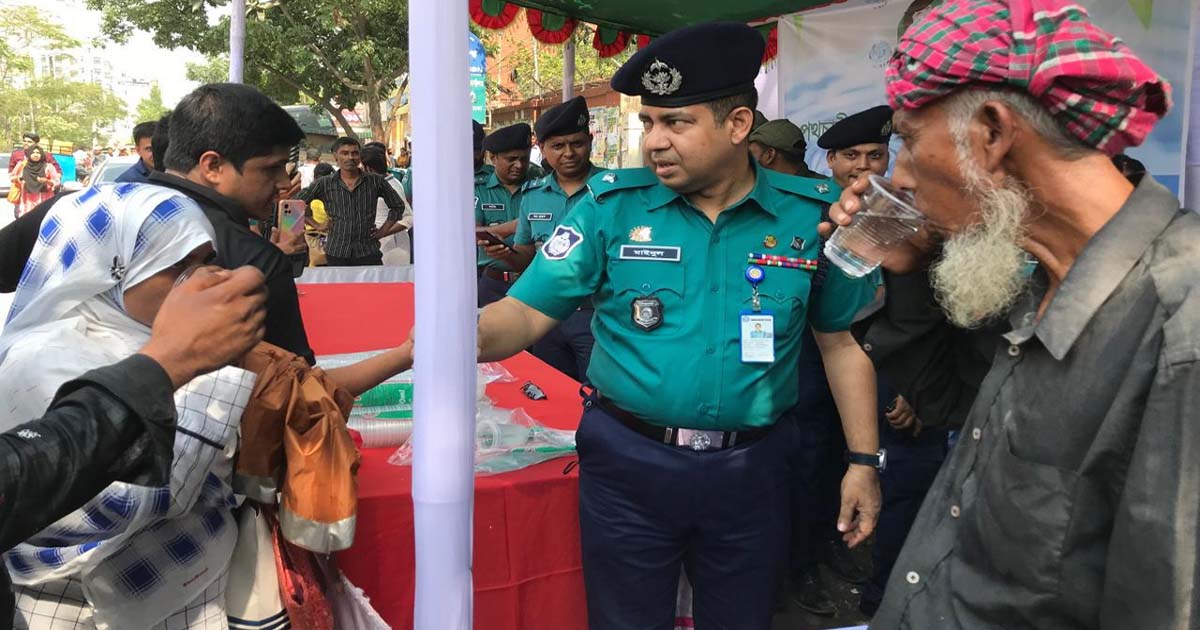 পথচারীদের মাঝে ডিএমপির বিশুদ্ধ পানি বিতরণ