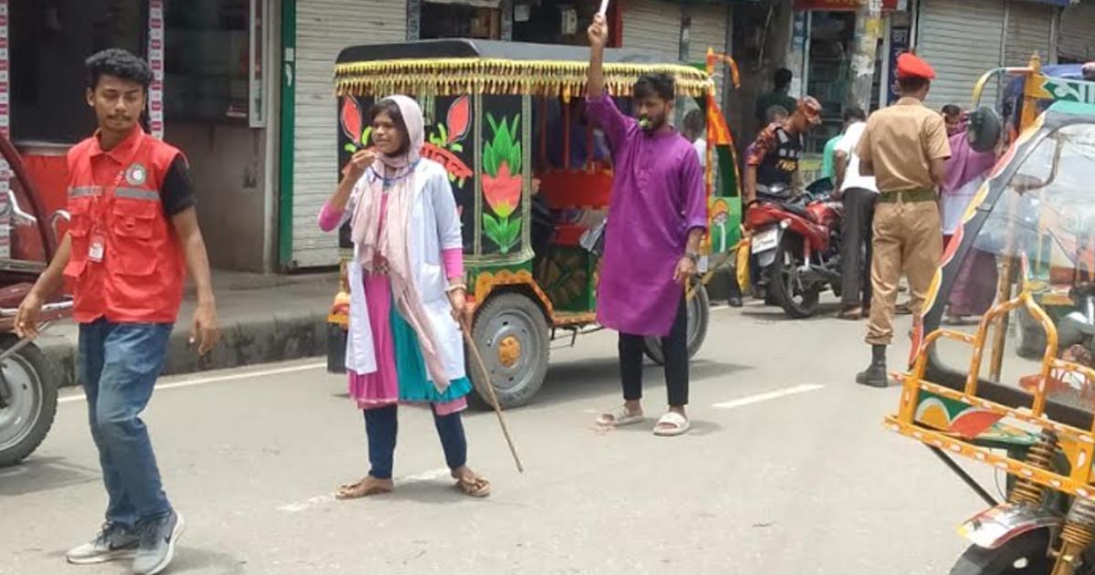 ভোলায় ট্রাফিকের দায়িত্ব পালন করছেন শিক্ষার্থীরা
