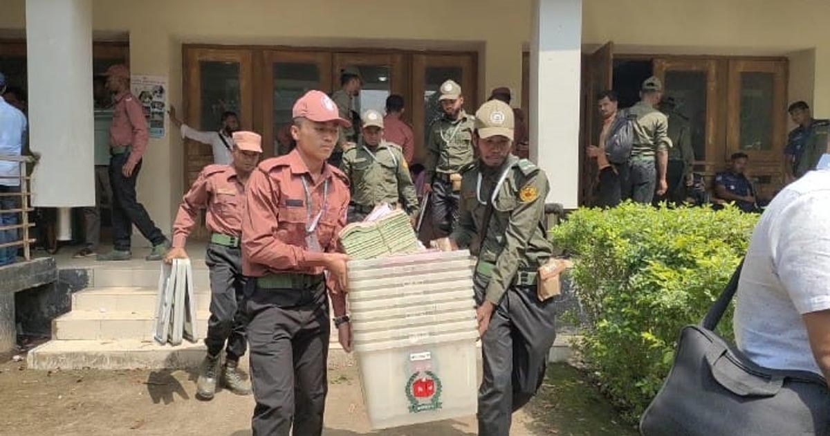খাগড়াছড়িতে ৪টি উপজেলায় নির্বাচনী মালামাল বিতরণ, ২টিতে হেলিকপ্টারযোগে