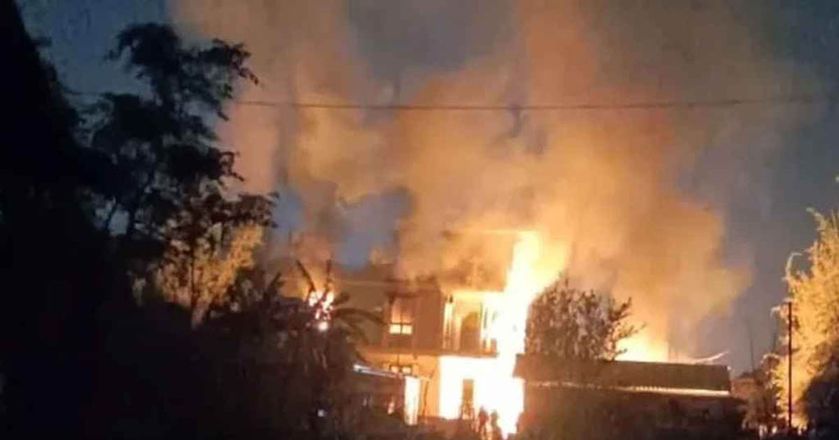 ওয়াকফ বিল ঘিরে ভারতে বিক্ষোভ, বিজেপি নেতার বাড়িতে আগুন
