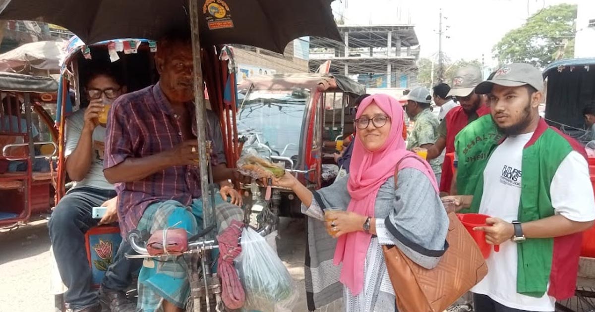 ঝিনাইদহে তৃষ্ণার্ত মানুষের মাঝে স্যালাইন ও ঠান্ডা পানি বিতরণ