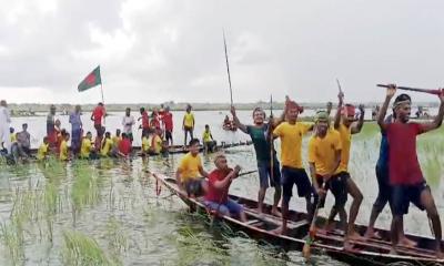 রনকাইল বিলে নৌকা বাইচ দেখতে দর্শনার্থীদের ভিড়