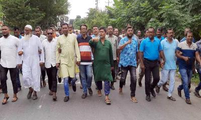 আসন বহালের দাবিতে নির্বাচন অফিস ঘেরাও চলছে