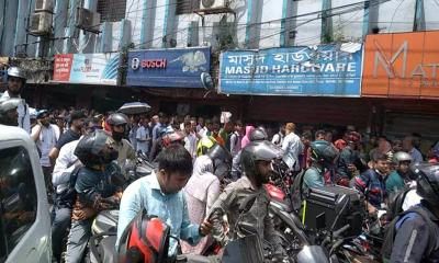 বনানীতে পোশাকশ্রমিকদের সড়ক অবরোধ