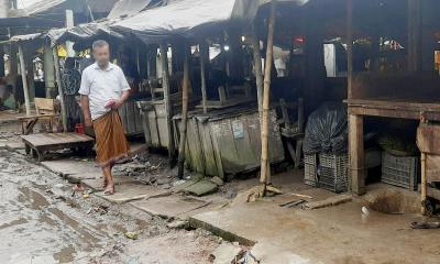 ঈশ্বরগঞ্জে ড্রেন দখল করে অবৈধ স্থাপনা, জলাবদ্ধতায় বাজারে চরম দুর্ভোগ