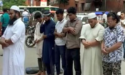 ফজলুর রহমানের বাসার সামনে নামাজ পড়ল বিক্ষোভকারীরা