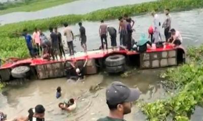 মুকসুদপুরে যাত্রীবাহী বাস খাদে আহত ৩০
