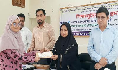 জয়পুরহাটে জেলা পরিষদের শিক্ষাবৃত্তির চেক প্রদান
