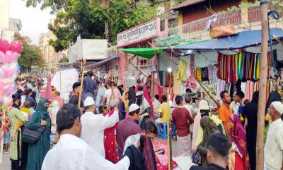 ব্যবসায়ীদের দখলে ঢাকার ফুটপাত, বিড়ম্বনায় পথচারী