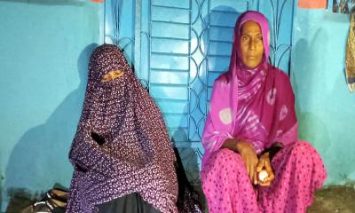 নাটোরে বৈধ স্বামী স্বীকৃতির দাবিতে অনশন