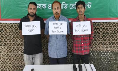 বোয়ালখালীতে সেনাবাহিনীর অভিযানে অস্ত্রসহ ৩ সন্ত্রাসী আটক
