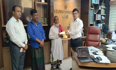 নরসিংদীতে সড়ক দুর্ঘটনায় নিহতদের পরিবারকে বিআরটিএ’র চেক প্রদান