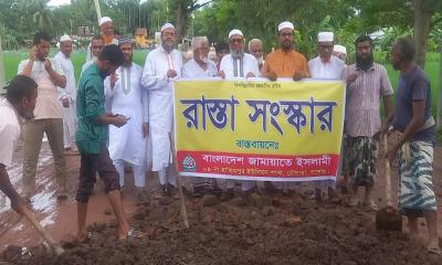 চৌগাছায় জামায়াতের উদ্যোগে ভাঙা সড়ক মেরামত