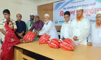 দুর্গাপূজা উপলক্ষে দিনাজপুর শহর জামায়াতের উপহার বিতরণ
