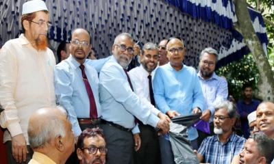 ইবি জিয়া পরিষদের উদ্যোগে ভ্যানচালকদের মধ্যে রেইনকোট বিতরণ
