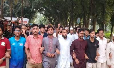 চবি শিক্ষার্থীদের ওপর হামলার প্রতিবাদে ইবি শিক্ষার্থীদের বিক্ষোভ