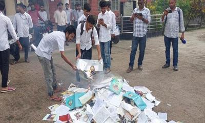 বঙ্গবন্ধু ও শেখ হাসিনাসহ তিন শতাধিক বই পুড়িয়ে দিল শিক্ষার্থীরা