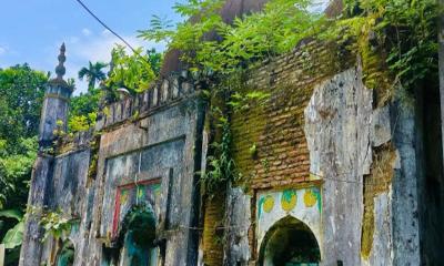 মুঘল আমলের প্রাচীন মসজিদ ভেঙে পড়ার আশঙ্কা, জেলা প্রশাসকের দৃষ্টি কামনা