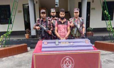 যশোরে ৫ পিস স্বর্ণের বারসহ এক চোরাকারবারি গ্রেপ্তার