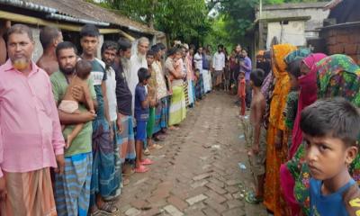 কয়রায় প্রবাসীর পরিবারের ওপর হামলা, অভিযুক্তদের গ্রেপ্তারের দাবিতে মানববন্ধন