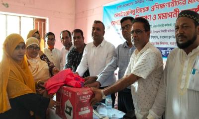কুড়িগ্রামের দুর্গম চরাঞ্চলে সেলাই মেশিন বিতরণ