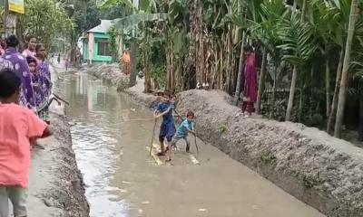 সড়কে হাঁটু পানি, চরম ভোগান্তিতে সাধারণ মানুষ