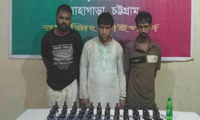 লোহাগাড়ায় ফেনসিডিলসহ পুলিশের ৩ সোর্স আটক