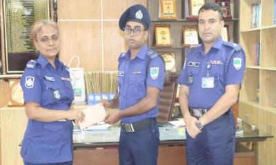 মাগুরায় গাঁজা ও চোরাই মোটরসাইকেল উদ্ধার: পুলিশ সুপারের পুরস্কার প্রদান