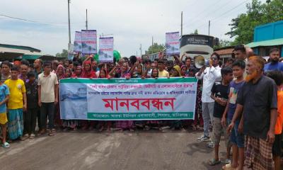 ব্যবস্থা নেওয়ার দাবিতে এলাকাবাসীর সড়ক অবরোধ