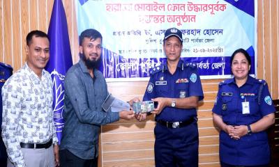 রাঙামাটিতে হারানো ৫০টি মোবাইল ফোন উদ্ধার, মালিকের নিকট হস্তান্তর