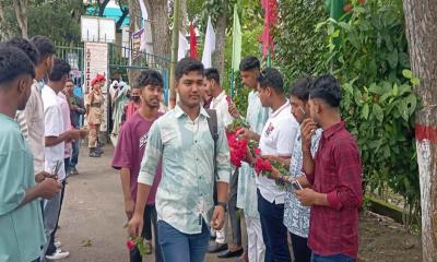 ১৭ বছর পর নবীন শিক্ষার্থীদের ফুল ও শিক্ষা উপকরণ দিয়ে স্বাগত জানালো মসক ছাত্রদল