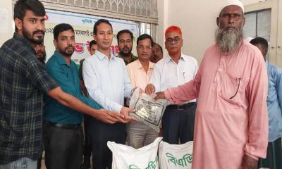 নাগেশ্বরীতে কৃষকদের মাঝে মাসকলাই বীজ ও সার বিতরণ