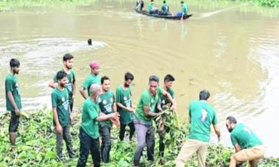 নেত্রকোণার ধলাই নদীর প্রাণ ফেরাতে কচুরিপানা পরিষ্কার অভিযান