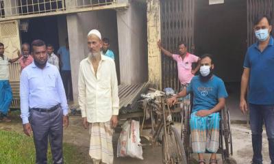 পলাশে পঙ্গু আসাবুদ্দীনের পাশে দাঁড়াল উপজেলা প্রশাসন