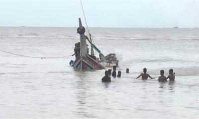 বঙ্গোপসাগরে ঝড়ে ট্রলার ডুবি, অল্পের জন্য প্রাণে বাঁচলেন ১৮ মাঝিমাল্লা