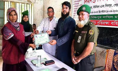 পোরশায় ভিডিপি সদস্যদের মাঝে প্রশিক্ষণ সনদ তুলে দিলেন ইউএনও