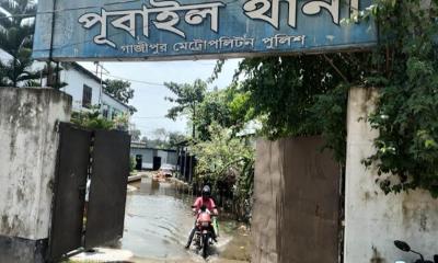 পূবাইল থানা প্রাঙ্গণে হাঁটু পানি: সাধারণ মানুষ ও পুলিশ সদস্যদের চরম দুর্ভোগ