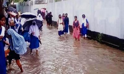সাঘাটা বাজারে সামান্য বৃষ্টিতেই হাঁটুপানি, নেই সংস্কার ও পানি নিষ্কাশন ব্যবস্থা