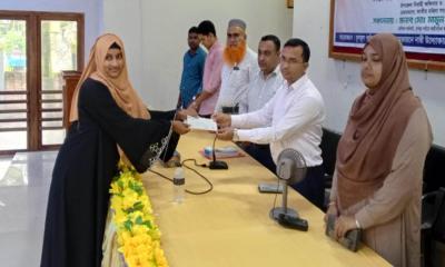 সরিষাবাড়ীতে নারী প্রশিক্ষণ ভাতার চেক বিতরণ