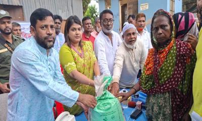 সোনারগাঁয়ে পানিবন্দি অসহায়দের মাঝে ইউএনওর খাদ্যসামগ্রী বিতরণ