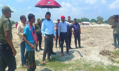 ভেড়ামারায় পদ্মা নদী থেকে অবৈধ বালু উত্তোলন: আটক ২