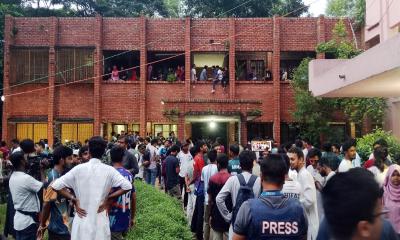 জাকসু নির্বাচনের ভোট গণনা বন্ধ, জরুরি সভা চলছে