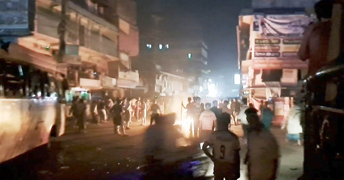 মাদ্রাসার সামনে অশোভন অঙ্গভঙ্গি, হাটহাজারীতে উত্তেজনা