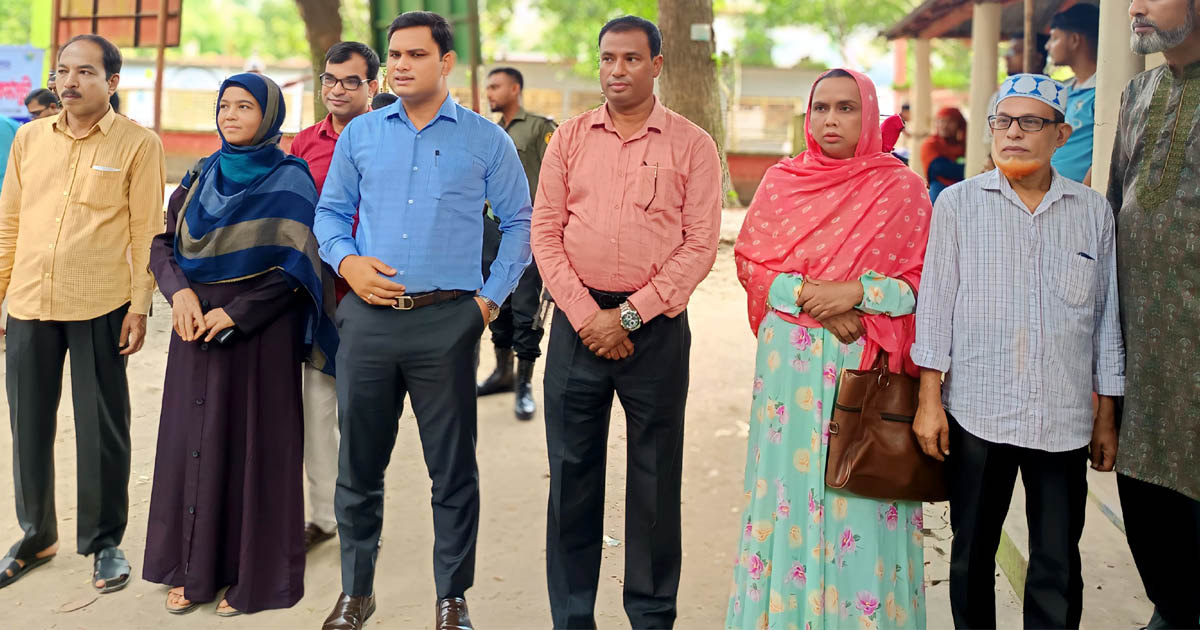 কটিয়াদীতে ভিডব্লিউবি কর্মসূচির কার্ড ও খাদ্য বিতরণ