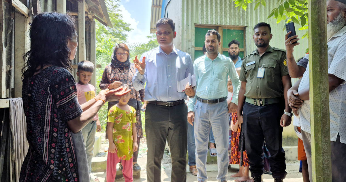 ১২ বছর ধরে শিকলবন্দি ভাই বোনের চিকিৎসার দায়িত্ব নিলেন ইউএনও
