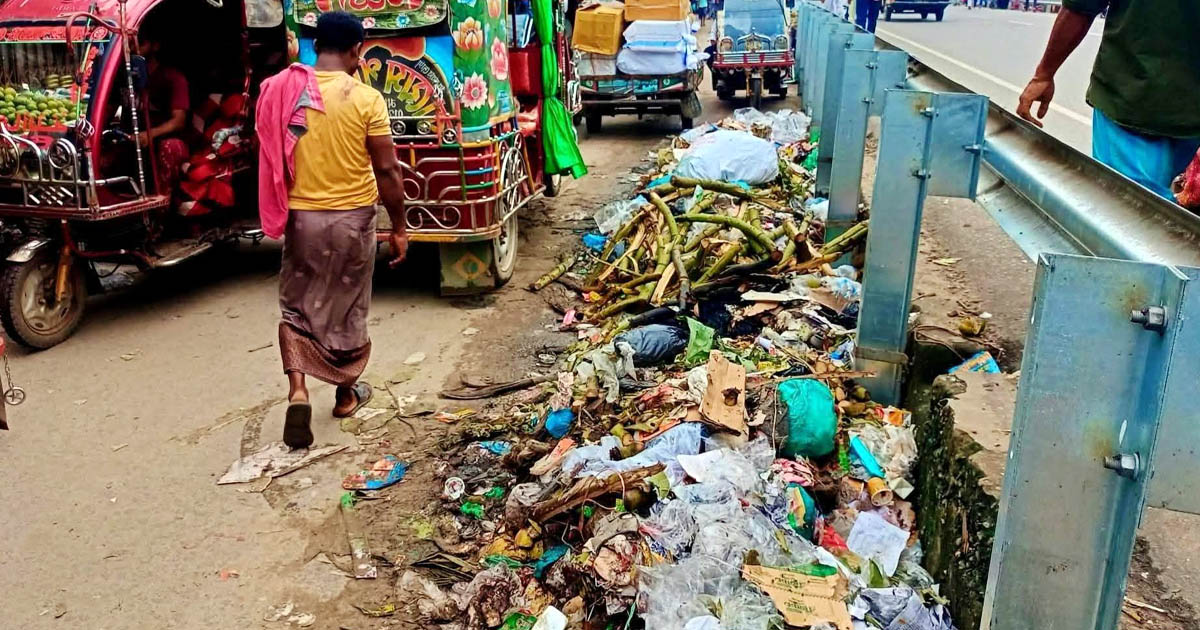 বক্স রোডে ময়লার স্তূপে স্বাস্থ্যঝুঁকি, নাক চেপে চলাচল পথচারীদের