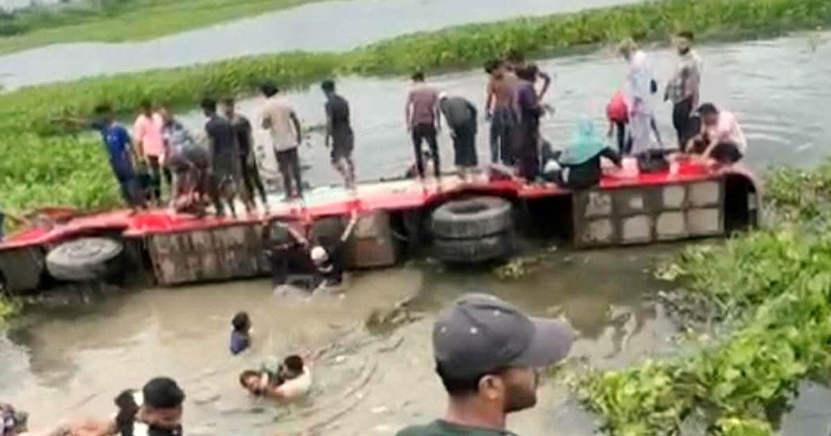 মুকসুদপুরে যাত্রীবাহী বাস খাদে আহত ৩০