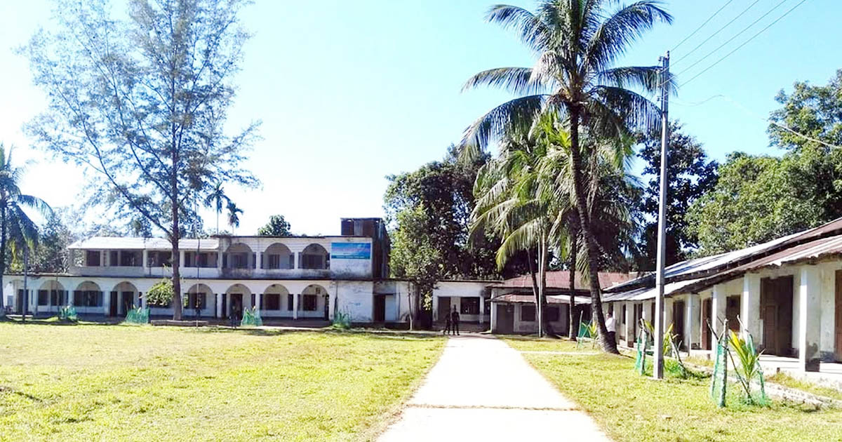 শিক্ষক সংকটে আলীকদম সরকারি উচ্চ বিদ্যালয়ের শিক্ষার্থীরা