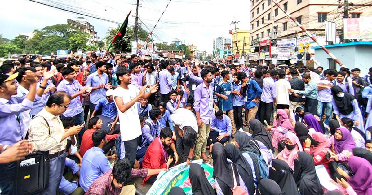 ফেনীতে কারিগরি শিক্ষার্থীদের রেলপথ অবরোধ করে বিক্ষোভ